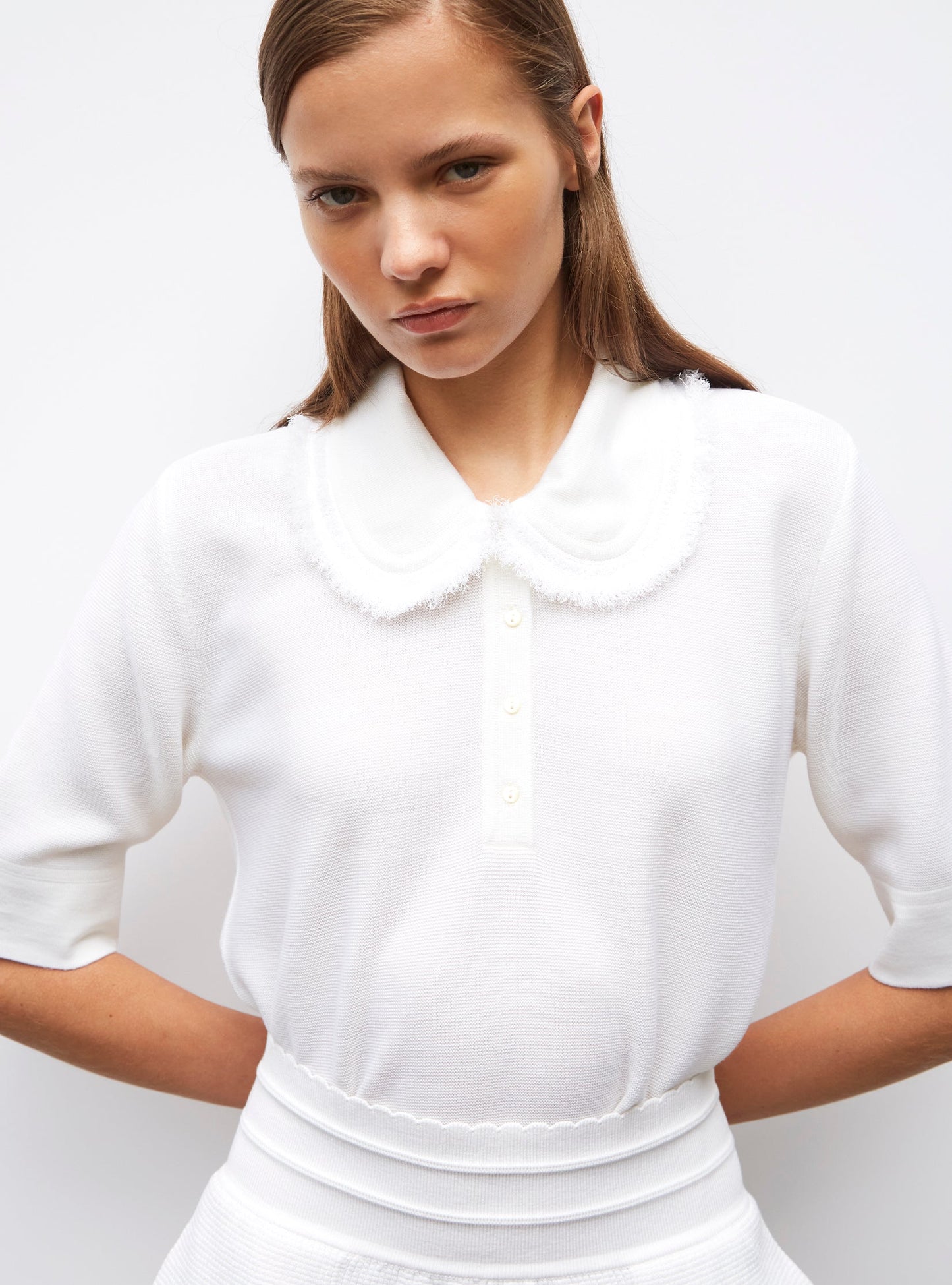 top en maille à col frangé